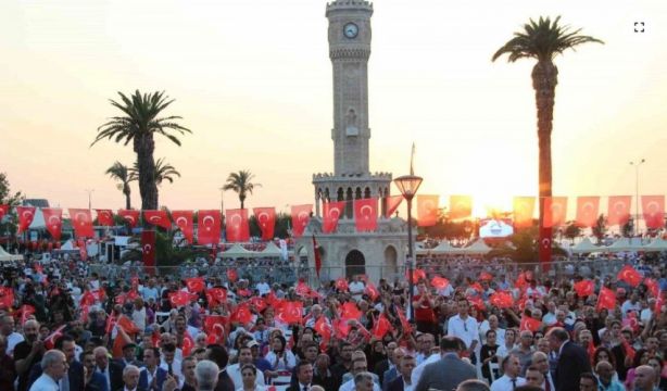 Binlerce İzmirlinin tek yürek olduğu